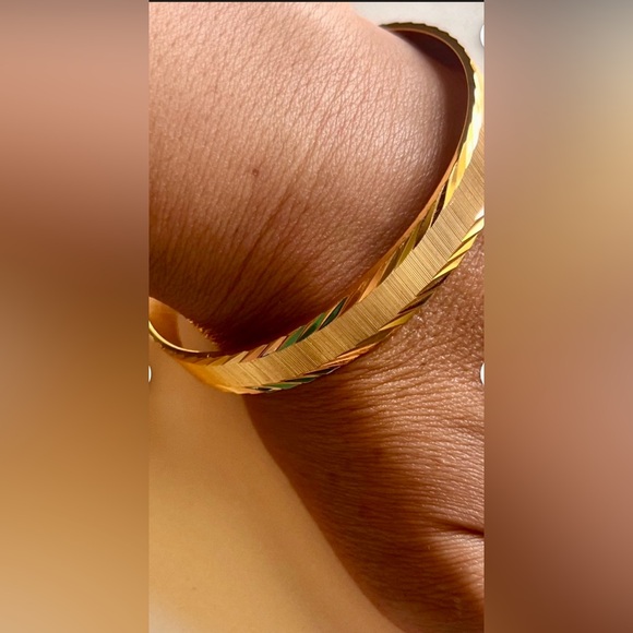 Vintage Monet gold tone textured and etched edge bangle bracelet - Picture 4 of 5